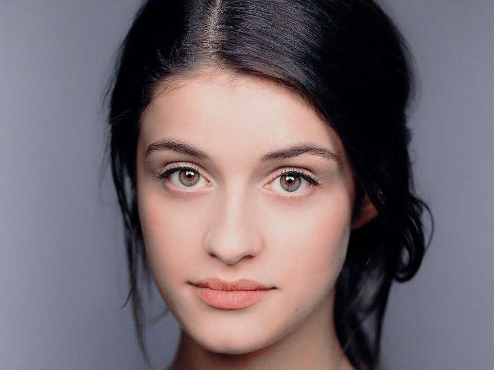 Anya Chalotra Biography, Net worth, Wiki, Age, Height, Boyfriend