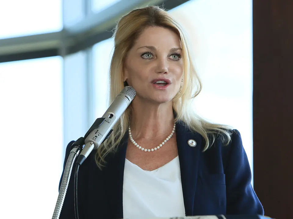 Gwendolyn Beck Bio, Net Worth, Wiki, Age, Height, Husband